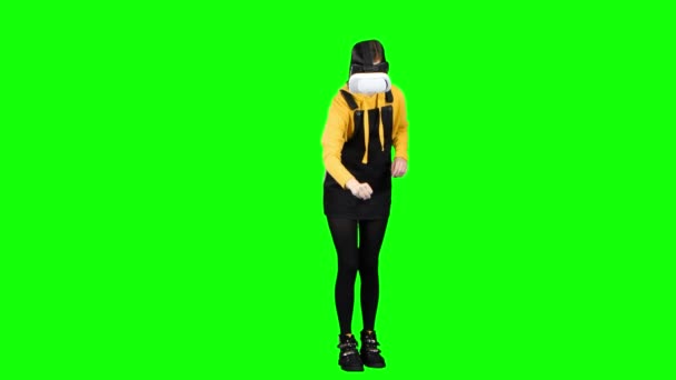 Adolescente mira en vr. Pantalla verde — Vídeos de Stock