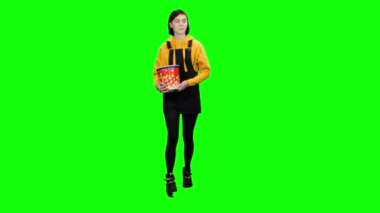 Kız onun elinde patlamış mısır ile film izlemek için gidiyor. Yeşil ekran