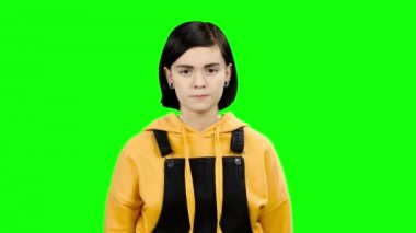 Kız arkadaşı ondan uzak döndü, suç alır. Yeşil ekran