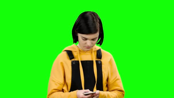 여자는 그녀의 스마트폰에 메시지를 입력 하 고. 녹색 화면 — 비디오