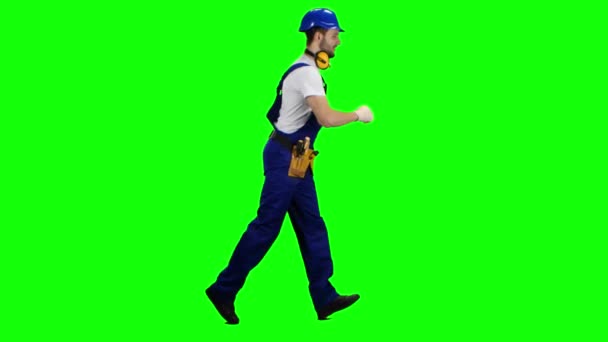Builder runs to work. Green screen. Side view — Stock Video