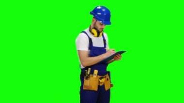 Foreman'ın ölçümleri bir kağıt tablet ve gülümsüyor üzerinde yazar. Yeşil ekran