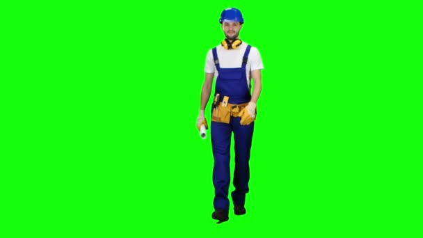 Ingenieur geht zur Sitzung und trägt eine Zeichnung des Gebäudes bei sich. Green Screen — Stockvideo