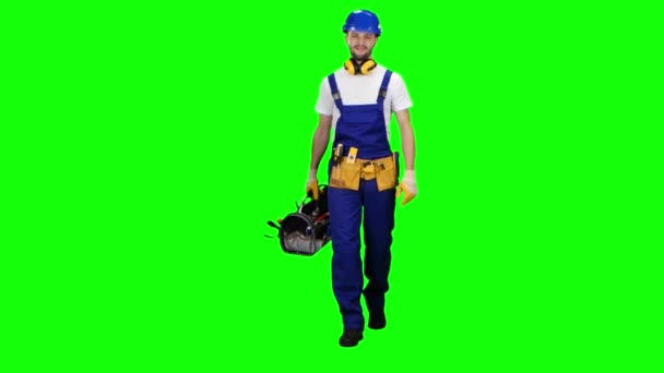 Constructor de trabajo va a trabajar con una maleta con herramientas. Pantalla verde — Vídeo de stock