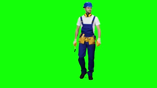 Builder comes with a hammer in his hands. Green screen — Stock Video