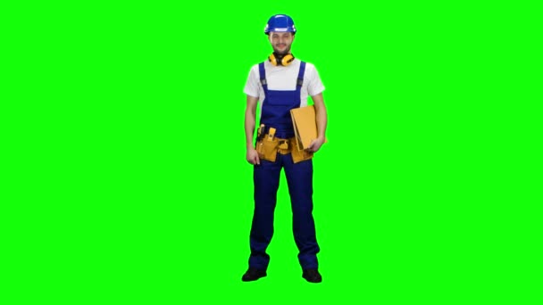 Foreman holds a folder in his hands and shows a thumbs up. Green screen — Stock Video