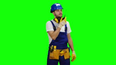 Foreman bir volki tolki meslektaşları için konuşuyor. Yeşil ekran