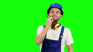 Foreman bir volki tolki meslektaşları için konuşuyor. Yeşil ekran