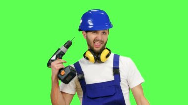 Elinde bir matkap tutar Oluşturucusu etrafına bakıyor. Yeşil ekran