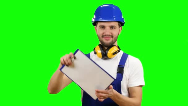Der Ingenieur nimmt den Pappteller und lächelt. Green Screen — Stockvideo