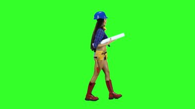 Kız bel inşaat araçları ile kask içinde yan yeşil bir arka plan üzerinde gider