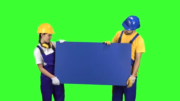 Builders of the guy with the girl touting the product and show their thumbs up. Green screen — Stock Video