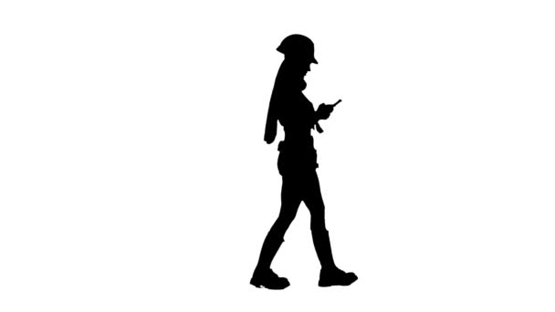 Bauarbeiter-Mädchen mit langen Haaren im Helm geht. Silhouette. weißer Hintergrund. Seitenansicht — Stockvideo