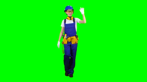 Brigadeiro menina em um capacete e luvas brancas caminha e acenando saudações. Tela verde — Vídeo de Stock