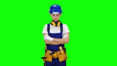 Kask oluşturucu kız başını yükseltir ve gülümsemeye başlar. Yeşil ekran