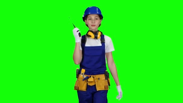 Ingenieurmädchen mit Brille und Vorträgen auf dem Walkie Talkie. Green Screen — Stockvideo