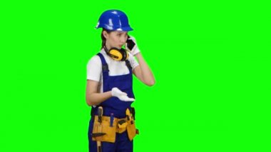 Ayakta ve telefonda konuşurken mühendisidir. Yeşil ekran