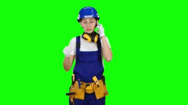 Oluşturucu ayakta ve telefonda konuşurken bir kızdır. Yeşil ekran