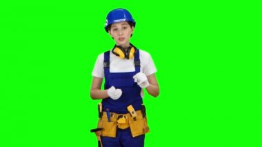 Kız mühendis İnşaat malzemeleri üzerine bir program yürütmektedir. Yeşil ekran