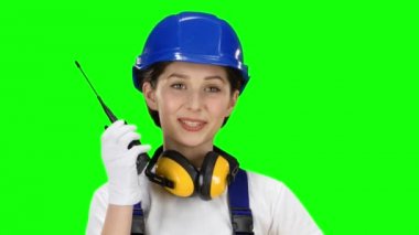 Bilder kız giyiyor giyiyor volki tolki konuşuyor. Yeşil ekran. Yakın çekim