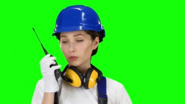 Bilder kız giyiyor giyiyor volki tolki konuşuyor. Yeşil ekran. Yakın çekim