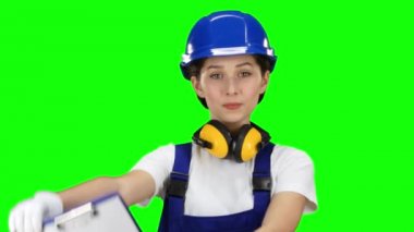 Kağıt tabak alıp gülümsüyor mühendislik. Yeşil ekran. Yakın çekim