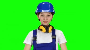 Oluşturucu bir mezura yardımıyla ölçümleri alır. Yeşil ekran. Yakın çekim