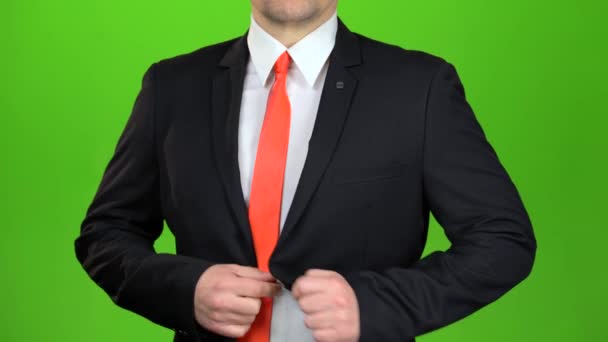 Бізнесмен піднімає куртку і роздягає краватку. Зелений екран. крупним планом — стокове відео