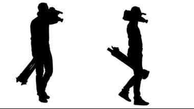 Kameraman elinde bir tripod ve bir kamera ile geliyor. Beyaz arka plan. Siluet. 2 in 1