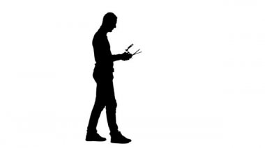 Adam bir uzaktan kumanda ile onun ellerinde quadrocopter gelir. Beyaz arka plan. Siluet. Yan görünüm