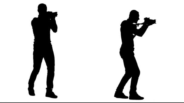 电影制片人的步骤与相机在他的肩膀上。白色背景。剪影。侧面视图。2在1 — 图库视频影像