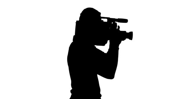Cameraman trap met de camera op zijn schouder. Witte achtergrond. Silhouet. Zijaanzicht — Stockvideo