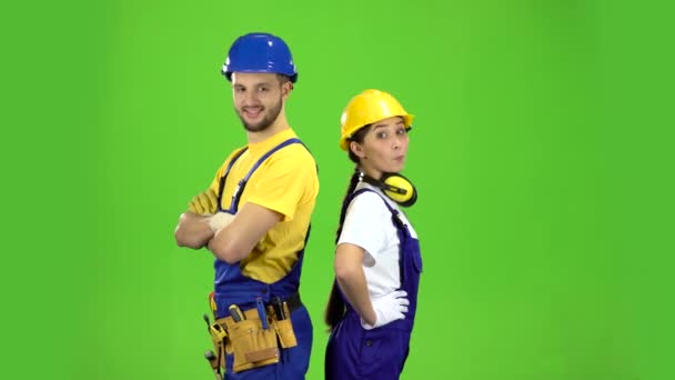 Les constructeurs du gars avec la fille vantant le produit et montrer leurs pouces vers le haut. Écran vert — Video