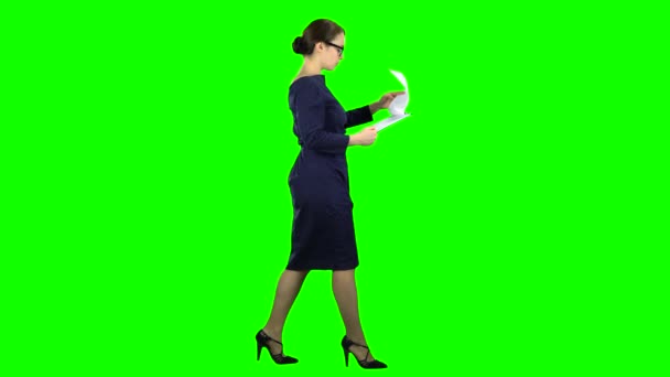 La dama de negocios viene con una tableta de papel en la calle. Pantalla verde. Vista lateral — Vídeos de Stock