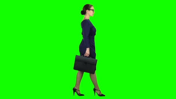 Businesswoman goes to a business meeting with a case in hand. Green screen. Side view — Stock Video