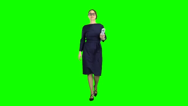 Designer girl comes with a drawing in her hands. Green screen — Stock Video