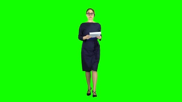 Business lady comes with a paper tablet on the street. Green screen — Stock Video