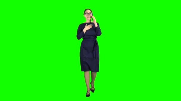 Businesswoman is going to a meeting and talking on the phone. Green screen — Stock Video