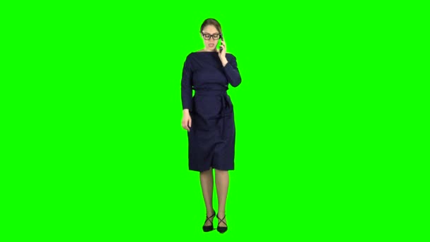 Businesswoman is going to a meeting and talking on the phone. Green screen — Stock Video