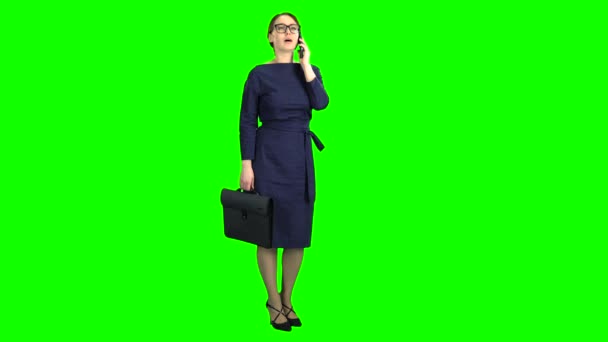 Forretningskvinde står og taler i telefon. Grøn skærm – Stock-video