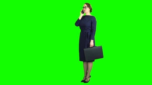 Profesor de pie y hablando por teléfono. Pantalla verde — Vídeos de Stock