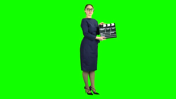 Διευθυντής με Διοικητικό Συμβούλιο clapper κρατώντας μια ταινία στα χέρια και ανακοινώνοντας τη σκηνή. Πράσινη οθόνη — Αρχείο Βίντεο