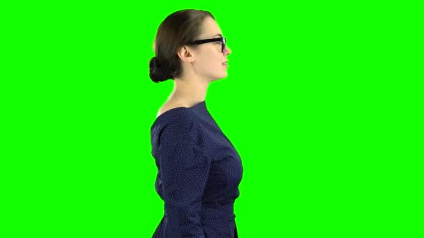 Business lady is walking and waving to her friends. Green screen. Side view — Stock Video