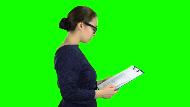 Woman comes with a paper tablet on the street. Green screen. Side view — Stock Video