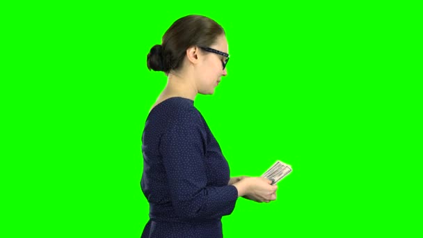 Accountant papiergeld in zijn handen houdt en ze vindt. Groen scherm. Zijaanzicht — Stockvideo