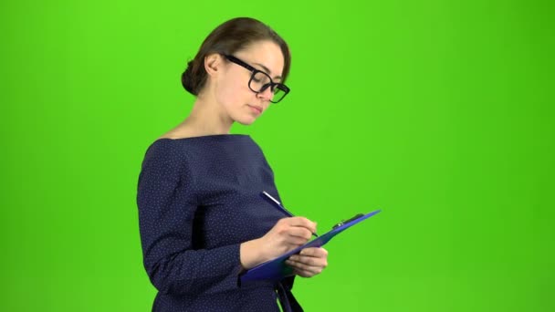 Accountant records the data in a paper tablet. Green screen — Stock Video