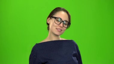 Gülümseyen ve gösterilen iş kadını Yaşasın. Yeşil ekran