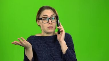 İş kadını telefonda konuşuyor ve muhatap ile kızgın olduğunu. Yeşil ekran