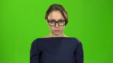 Aktris bakar ve gülümseyen başlar. Yeşil ekran