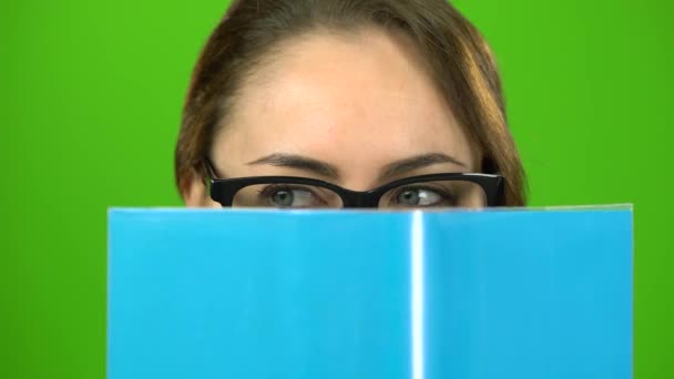 Mädchen liest ein Buch. Green Screen. Nahaufnahme — Stockvideo